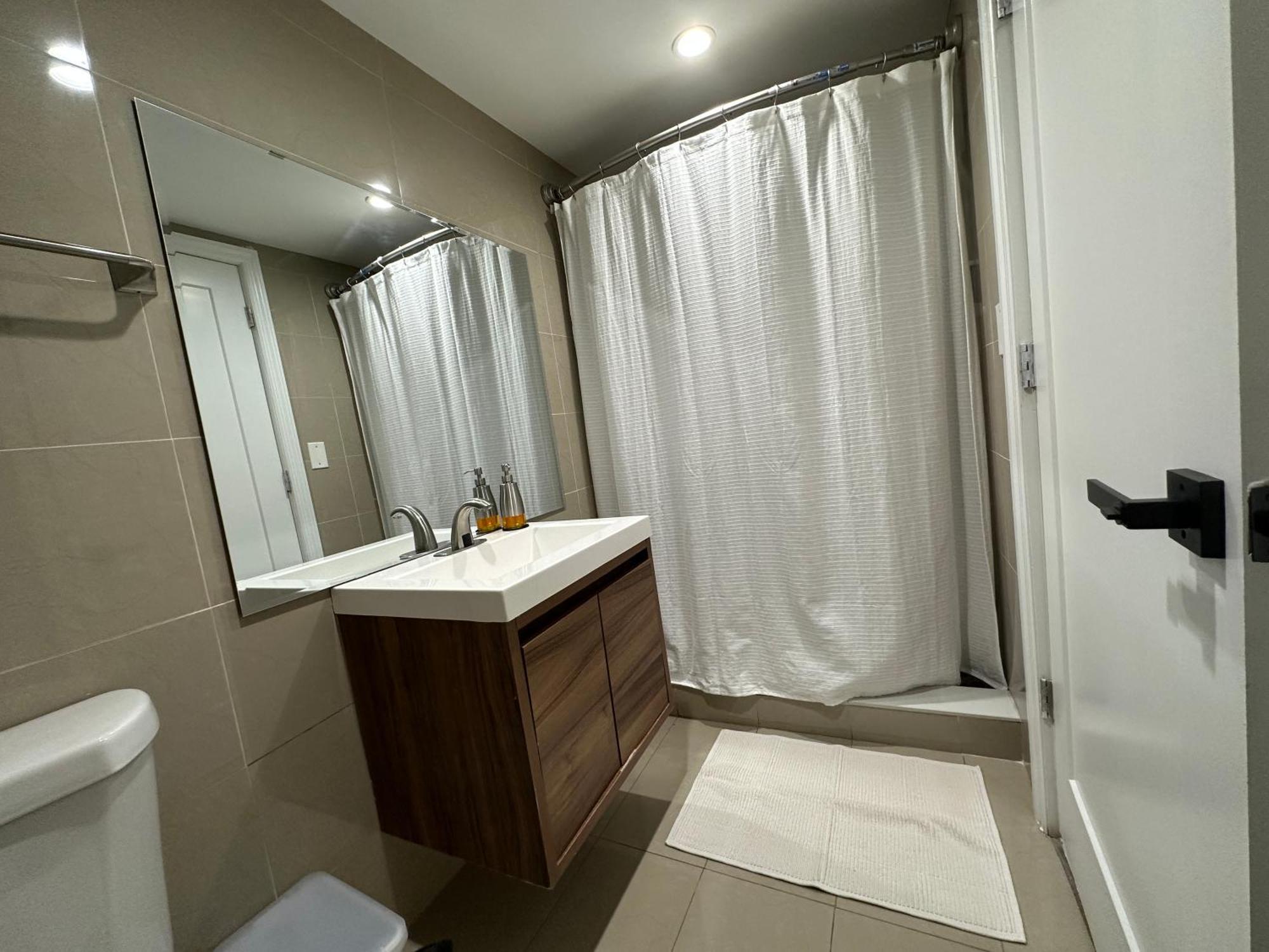 Casa de férias Spacious 3br Detach House W/parking In Quiet Area Nova York
