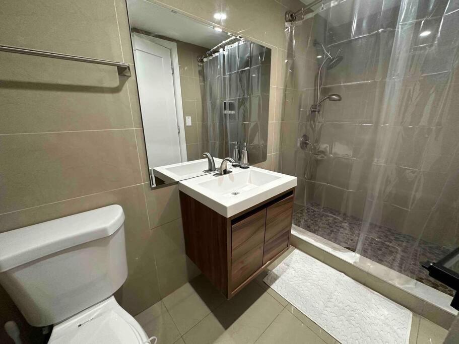Spacious 3br Detach House W/parking In Quiet Area Casa de férias